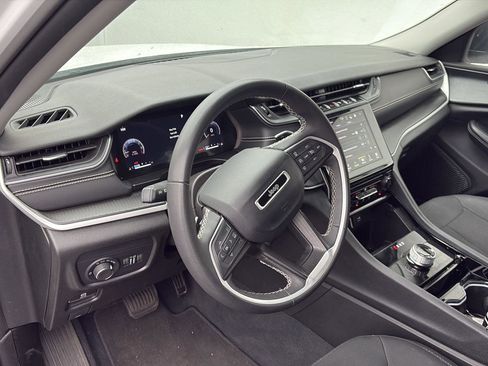 Used 2023 Jeep Grand Cherokee L Laredo image 10