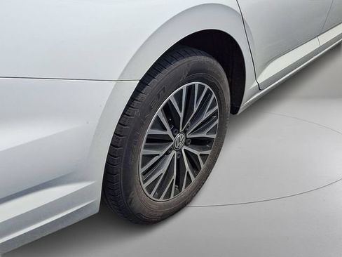 Used 2019 Volkswagen Jetta SE w/ Cold Weather Package FWD image 8