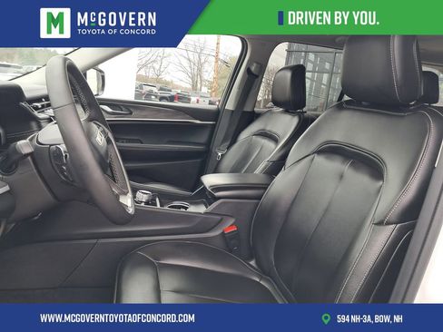 Used 2023 Jeep Grand Cherokee Limited w/ Black Appearance Package AWD/4WD image 17