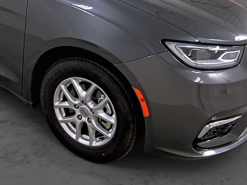 Used 2022 Chrysler Pacifica Touring-L image 14
