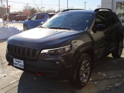 Used 2022 Jeep Cherokee Trailhawk image 3