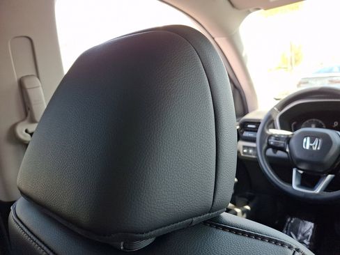 Used 2025 Honda Pilot EX-L image 9