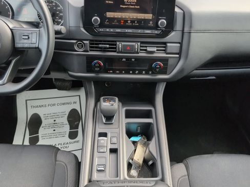 Used 2024 Nissan Pathfinder S image 15