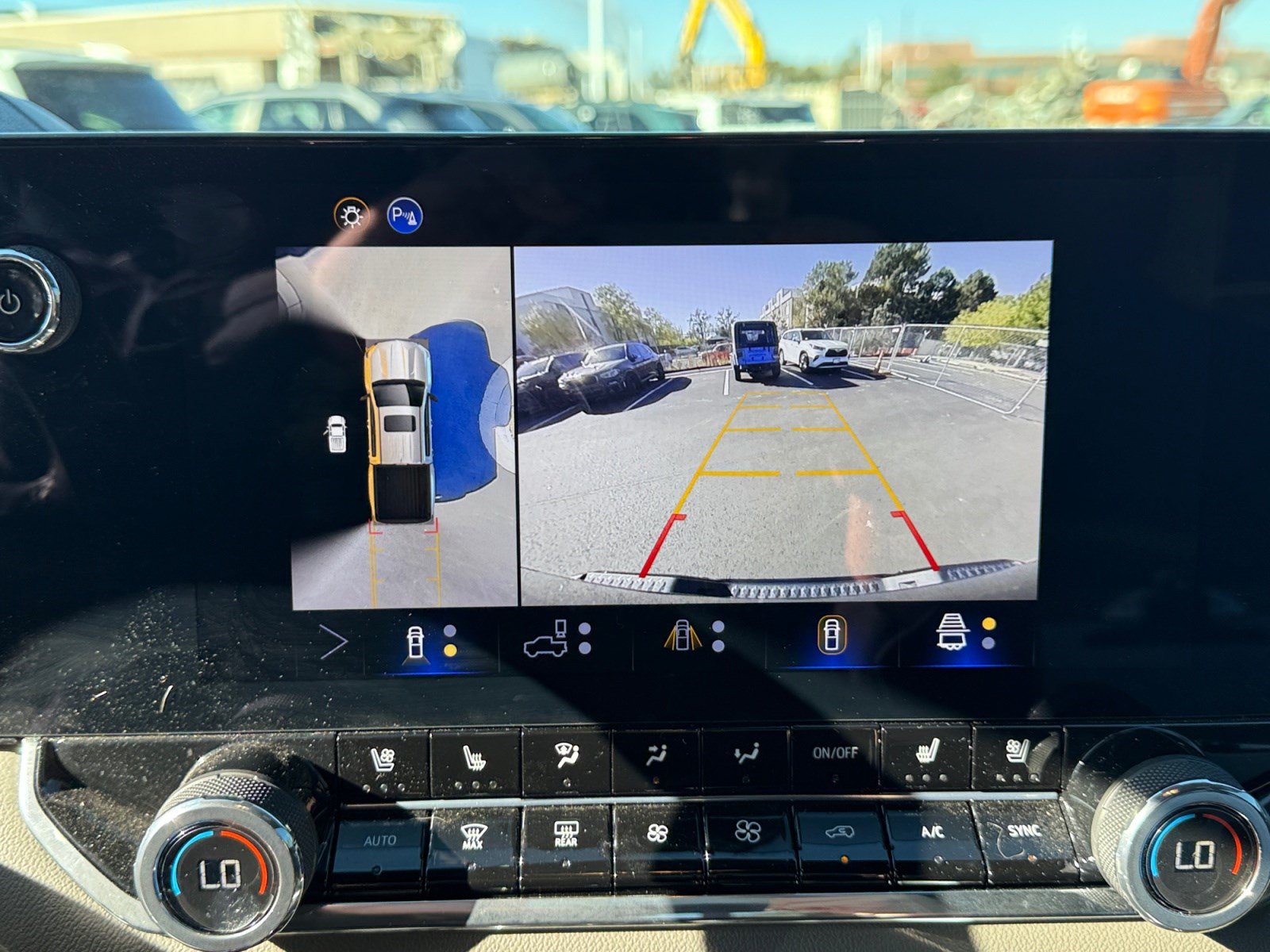 Used 2025 Chevrolet Colorado ZR2 w/ Technology Package AWD/4WD image 27