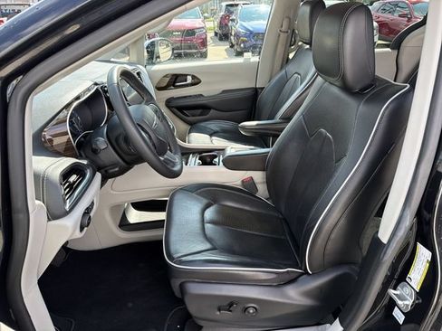 Used 2023 Chrysler Pacifica Limited AWD/4WD image 13