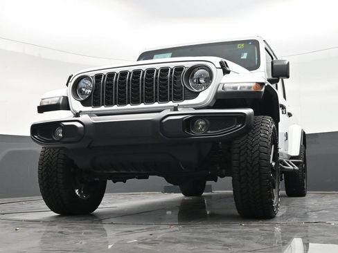 Used 2025 Jeep Gladiator Sport AWD/4WD image 28