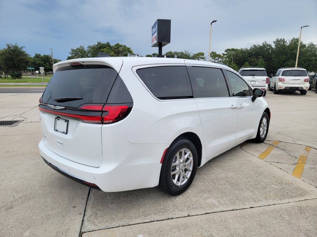 Used 2026 Chrysler Pacifica Select FWD image 5