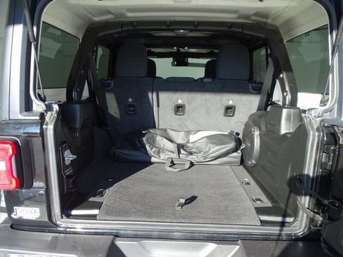 Certified 2022 Jeep Wrangler Unlimited Rubicon w/ Xtreme Recon 35" Tire Package image 20