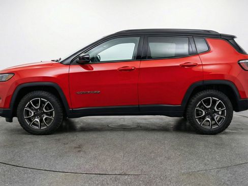 Used 2025 Jeep Compass Trailhawk AWD/4WD image 5