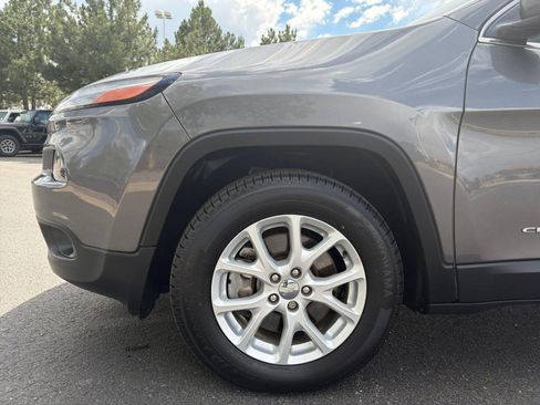 Used 2018 Jeep Cherokee Latitude Plus w/ Cold Weather Group AWD/4WD image 10