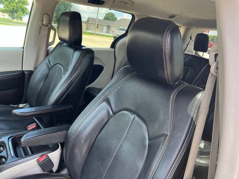 Used 2019 Chrysler Pacifica Touring Plus w/ Cold Weather Group FWD image 24
