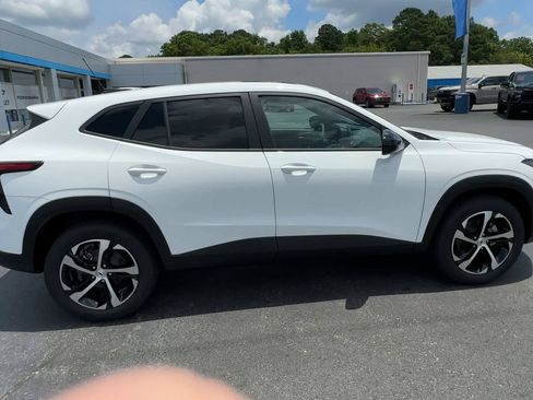 New 2026 Chevrolet Trax RS w/ Sunroof Package FWD image 9