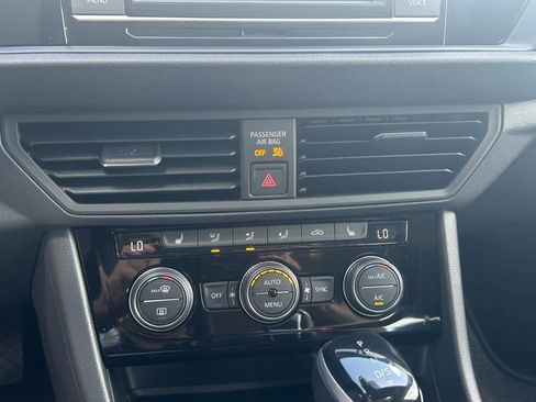 Used 2023 Volkswagen Jetta SE w/ Panoramic Sunroof Package image 18