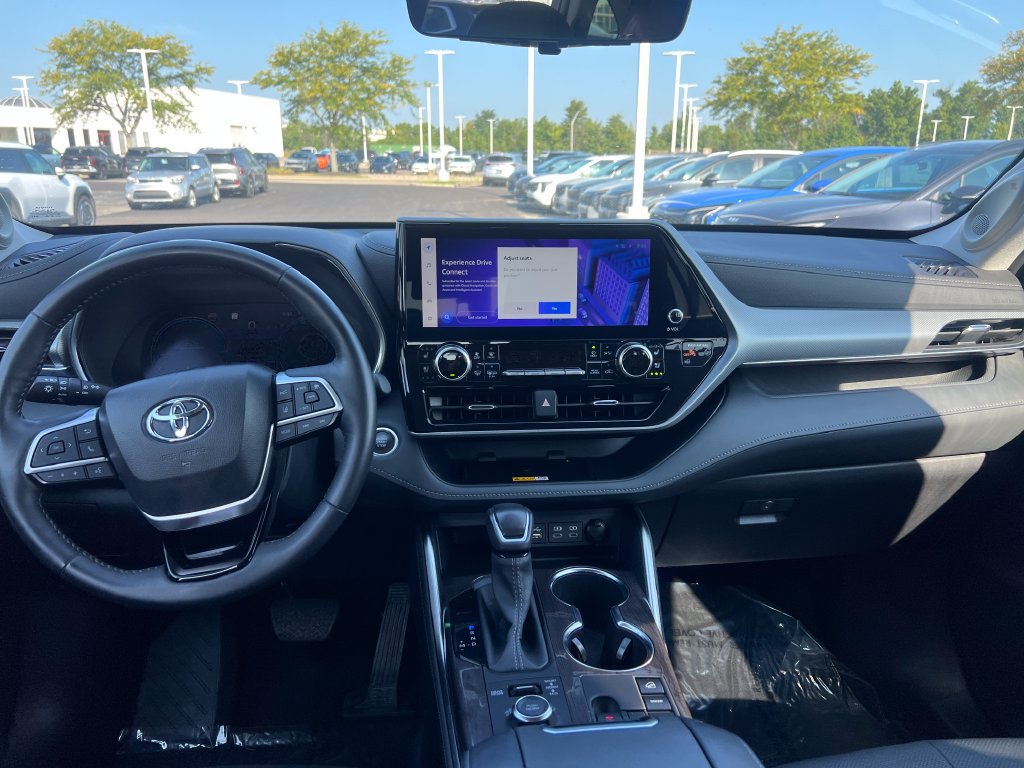 Used 2024 Toyota Highlander Platinum AWD/4WD image 11