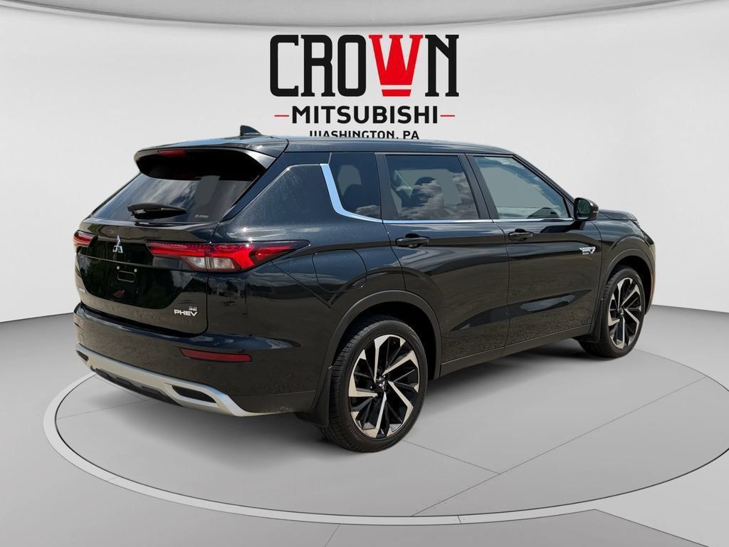 Used 2023 Mitsubishi Outlander 4WD Plug-In Hybrid image 3