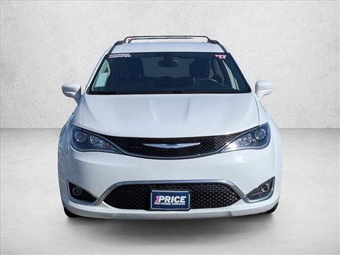 Used 2017 Chrysler Pacifica Touring-L FWD image 3