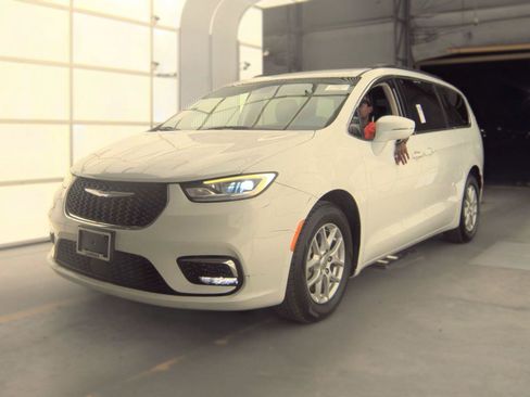 Used 2022 Chrysler Pacifica Touring-L FWD image 2