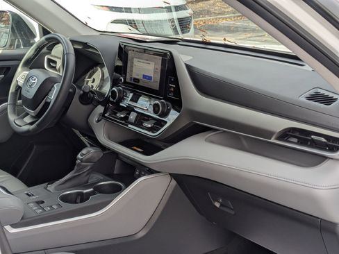 Used 2023 Toyota Highlander XLE image 24