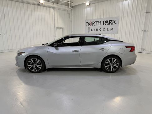 Used 2016 Nissan Maxima Platinum image 2
