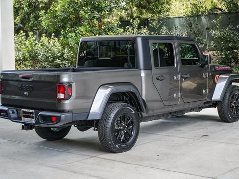Used 2022 Jeep Gladiator Sport AWD/4WD image 6