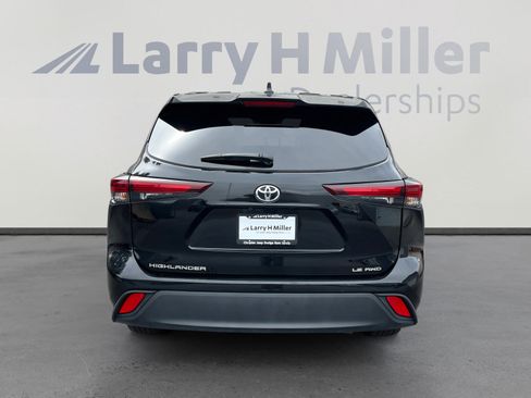 Used 2024 Toyota Highlander LE AWD/4WD image 4