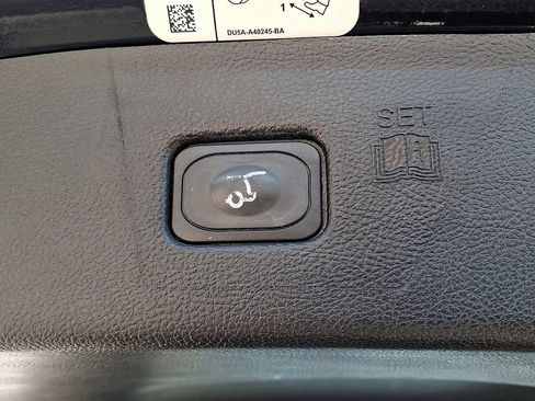 Used 2018 Ford Edge Titanium FWD image 30