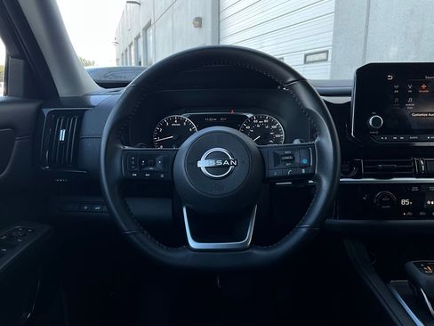 Used 2025 Nissan Pathfinder SV image 34