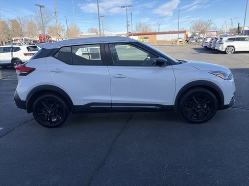 Used 2020 Nissan Kicks SR image 3