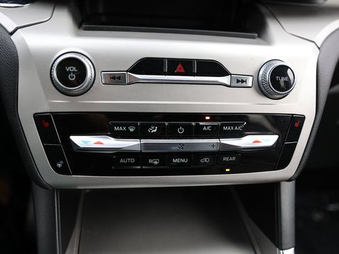 Used 2022 Ford Explorer XLT w/ Equipment Group 202A image 30