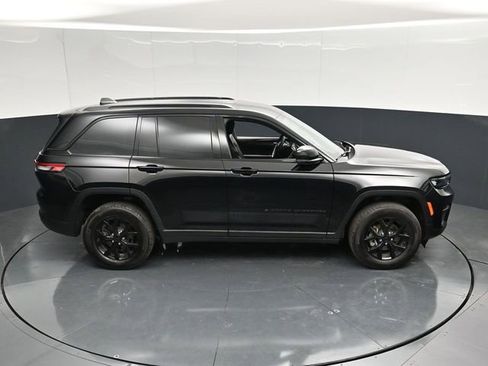 Used 2025 Jeep Grand Cherokee Altitude AWD/4WD image 51