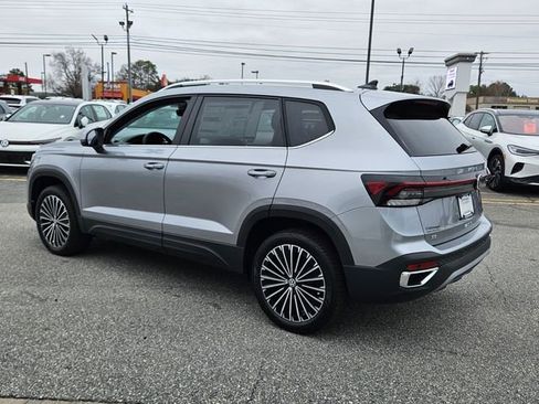 New 2026 Volkswagen Taos SE FWD image 8