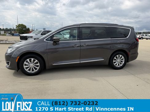 Used 2018 Chrysler Pacifica Touring-L FWD image 4