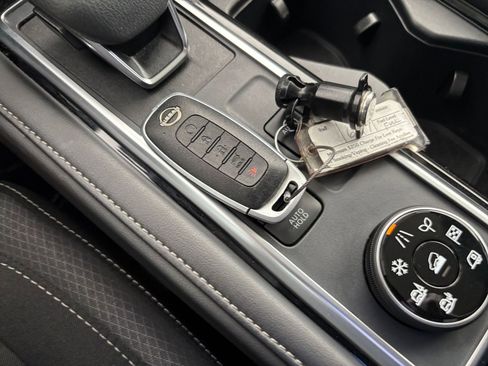 Used 2025 Nissan Pathfinder SV image 22