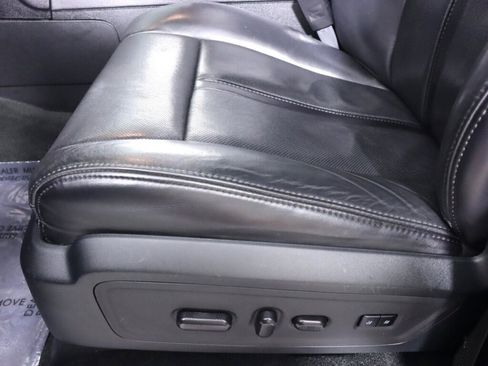 Used 2016 Lincoln Navigator Select RWD image 29