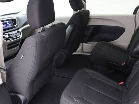 Used 2023 Chrysler Voyager LX image 10