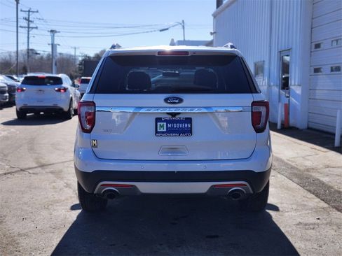 Used 2017 Ford Explorer XLT w/ Equipment Group 202A image 4