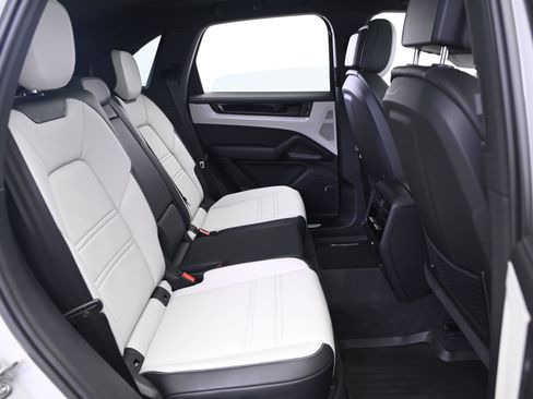 Used 2025 Porsche Cayenne image 18