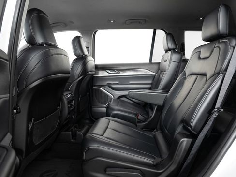 Used 2022 Jeep Grand Cherokee L Limited image 18