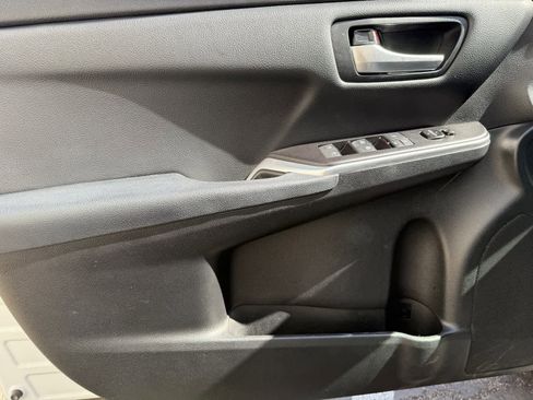Used 2017 Toyota Camry SE image 15