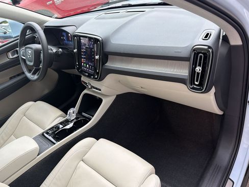 Used 2024 Volvo XC40 B5 Ultimate w/ Protection Package Premier AWD/4WD image 30