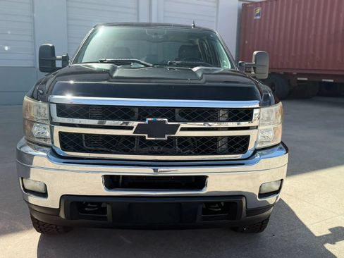 Used 2011 Chevrolet Silverado 2500 LT w/ Interior Plus Package RWD image 3