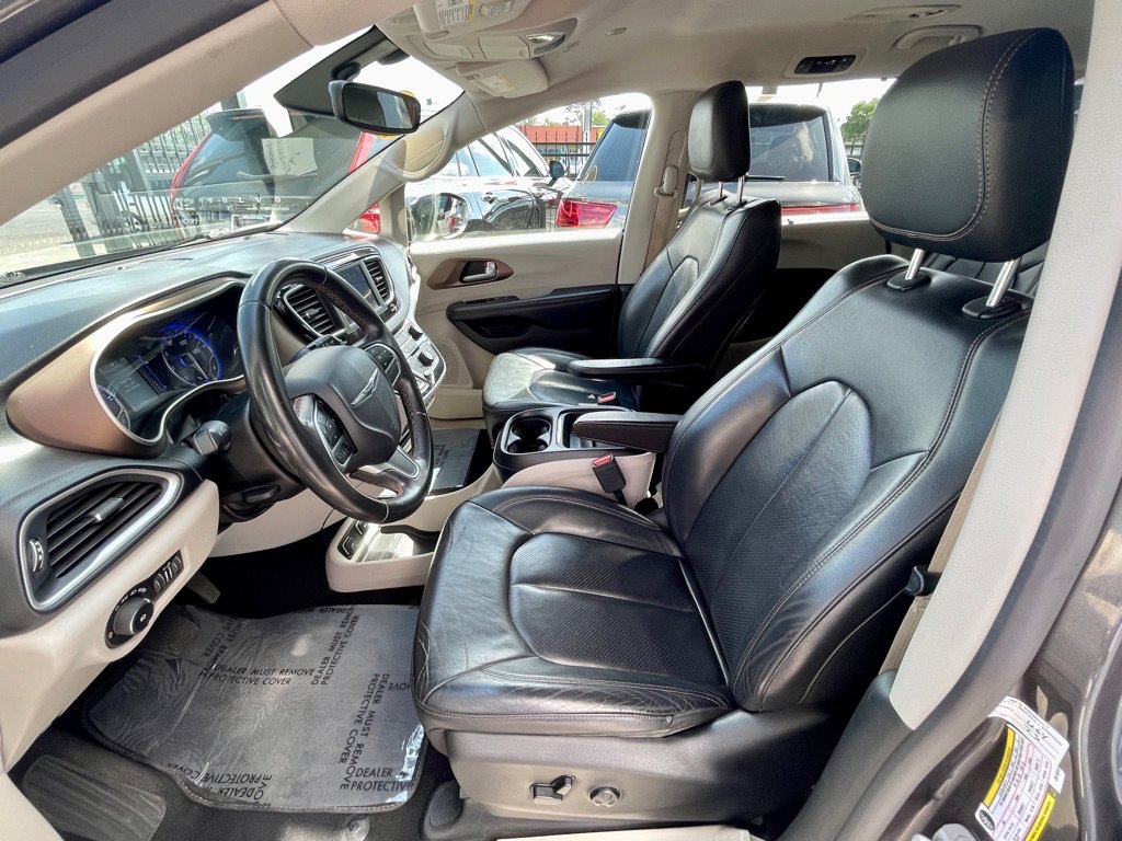 Used 2018 Chrysler Pacifica Touring-L FWD image 12