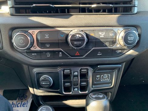 Used 2024 Jeep Wrangler Unlimited Sport AWD/4WD image 25