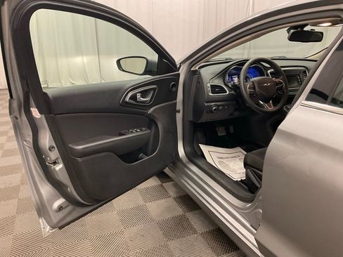 Used 2016 Chrysler 200 Limited FWD image 6