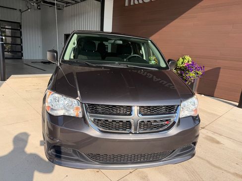 Used 2017 Dodge Grand Caravan SE FWD image 2
