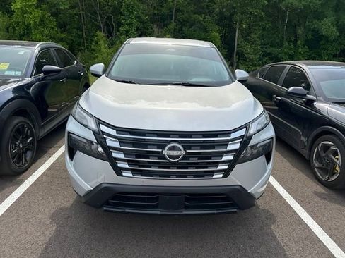 Used 2025 Nissan Rogue SV FWD image 2