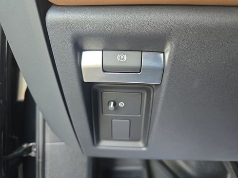 Used 2025 Land Rover Defender 130 X-Dynamic SE image 27