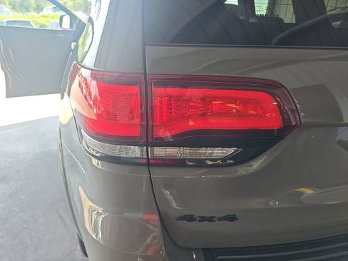 Used 2022 Jeep Grand Cherokee Laredo X AWD/4WD image 34