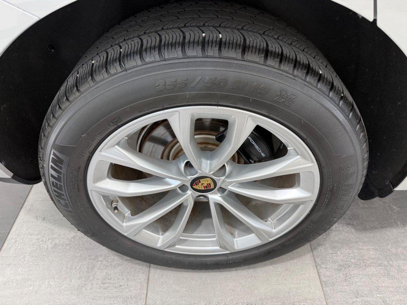 Certified 2025 Porsche Macan AWD/4WD image 8