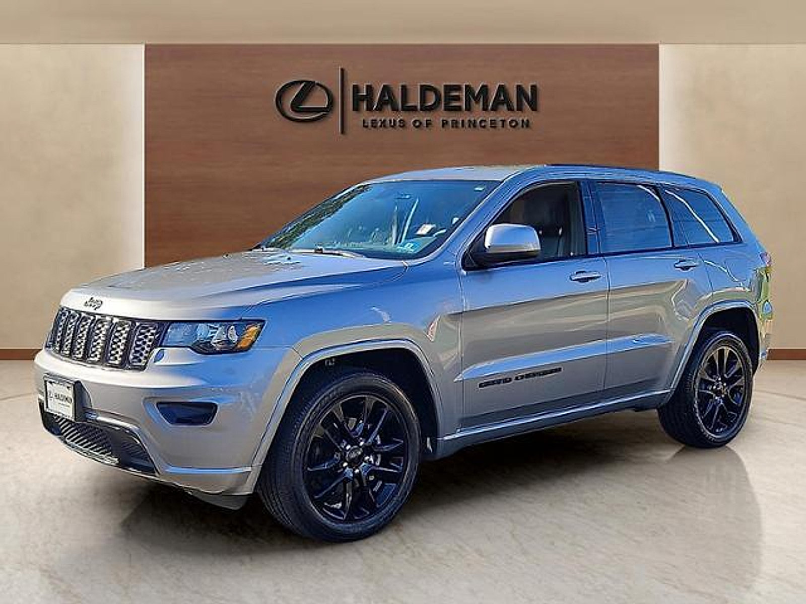Used 2018 Jeep Grand Cherokee Altitude AWD/4WD image 3